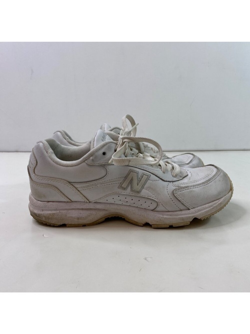 New Balance Womens 575 Walking Shoes White Sneakers Size 7.5